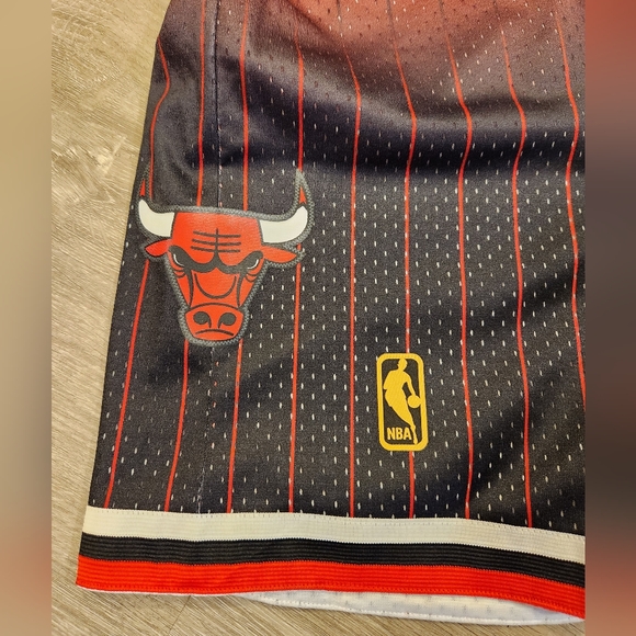 Mitchell & Ness Chicago Bulls Shorts NBA Red Black Pinstripe Mens Size Large - Picture 3 of 6